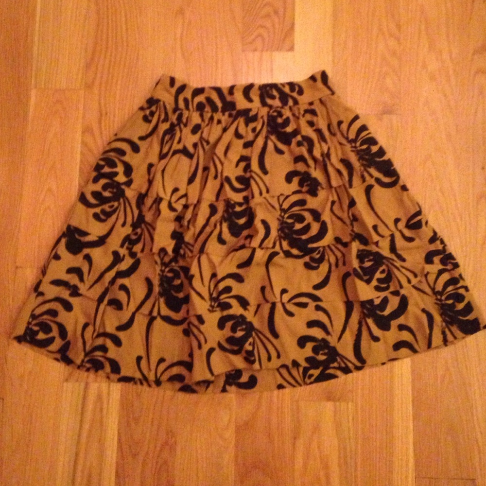 Tiered woven skirt in fall floral, button back